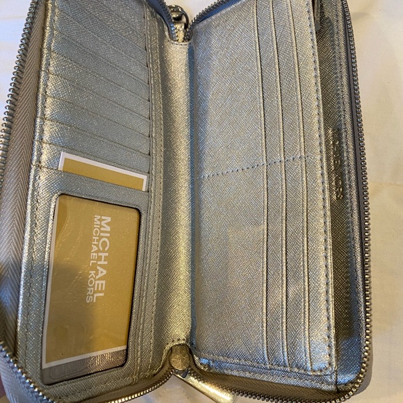 Shiny Micheal Kors clutch - Picture 2 of 5